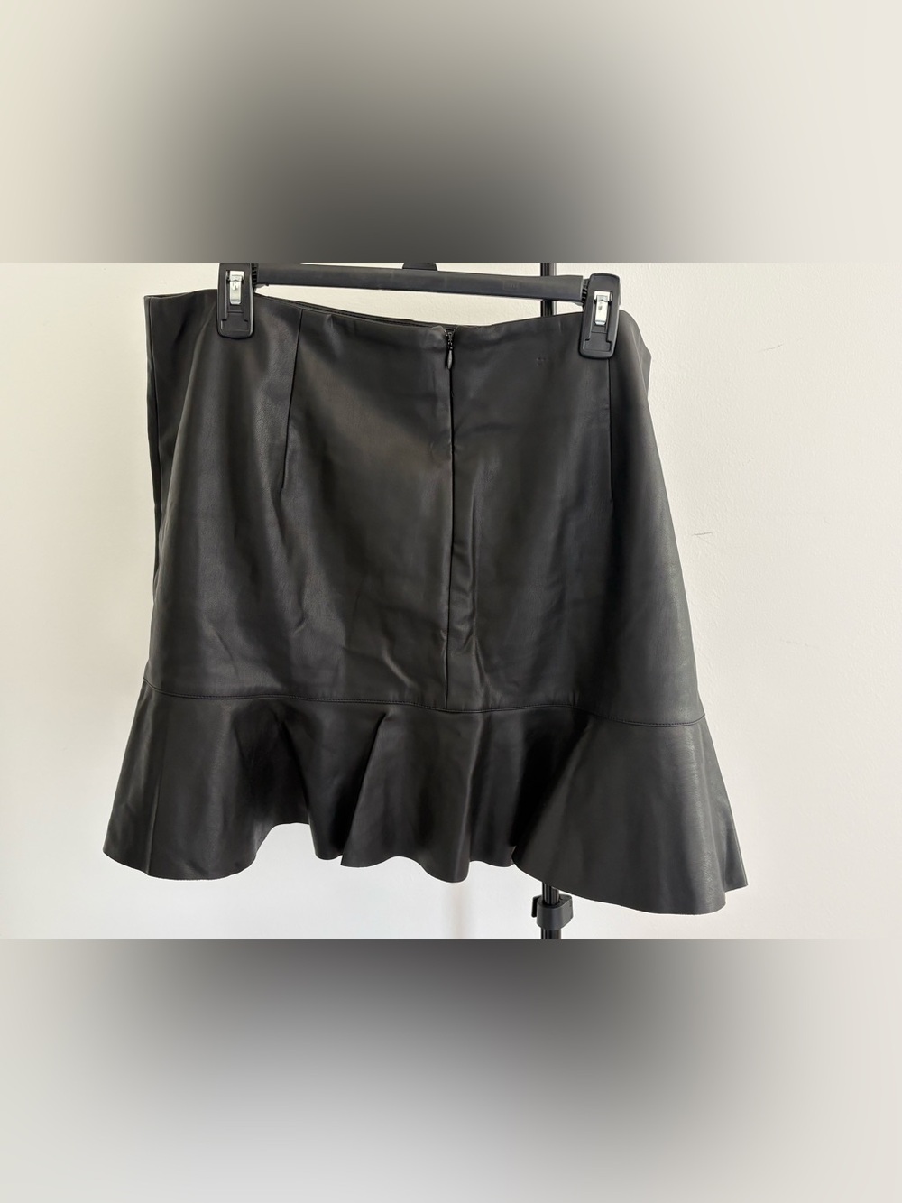Who What Wear Black Faux Leather Ruffle-Hem Mini Skirt